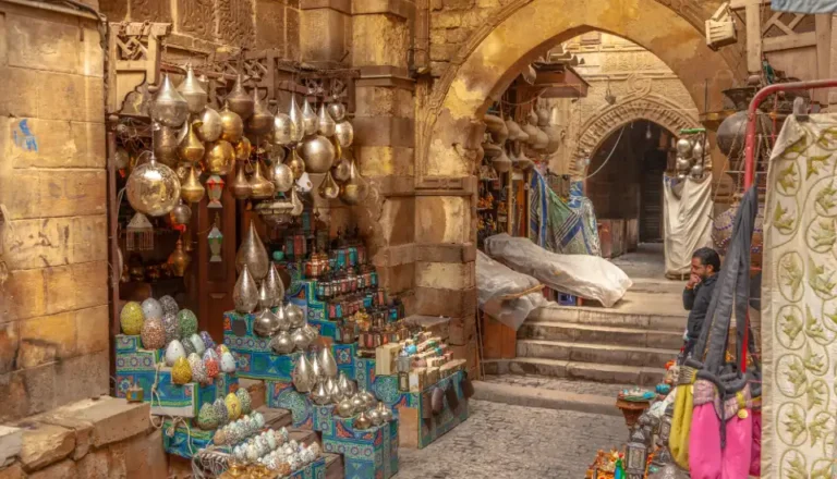 khan-EL-Khalili-Bazaar-EgyptaTours