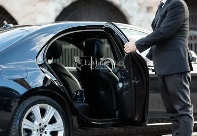 Professional-EgyptaTours-driver-assisting-passengers-during-transfer-to-Safaga