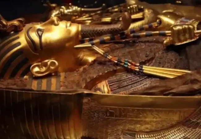 Close-up-of-the-golden-chariots-and-gilded-treasures-piled-inside-the-tomb-of-King-Tutankhamun-Featured
